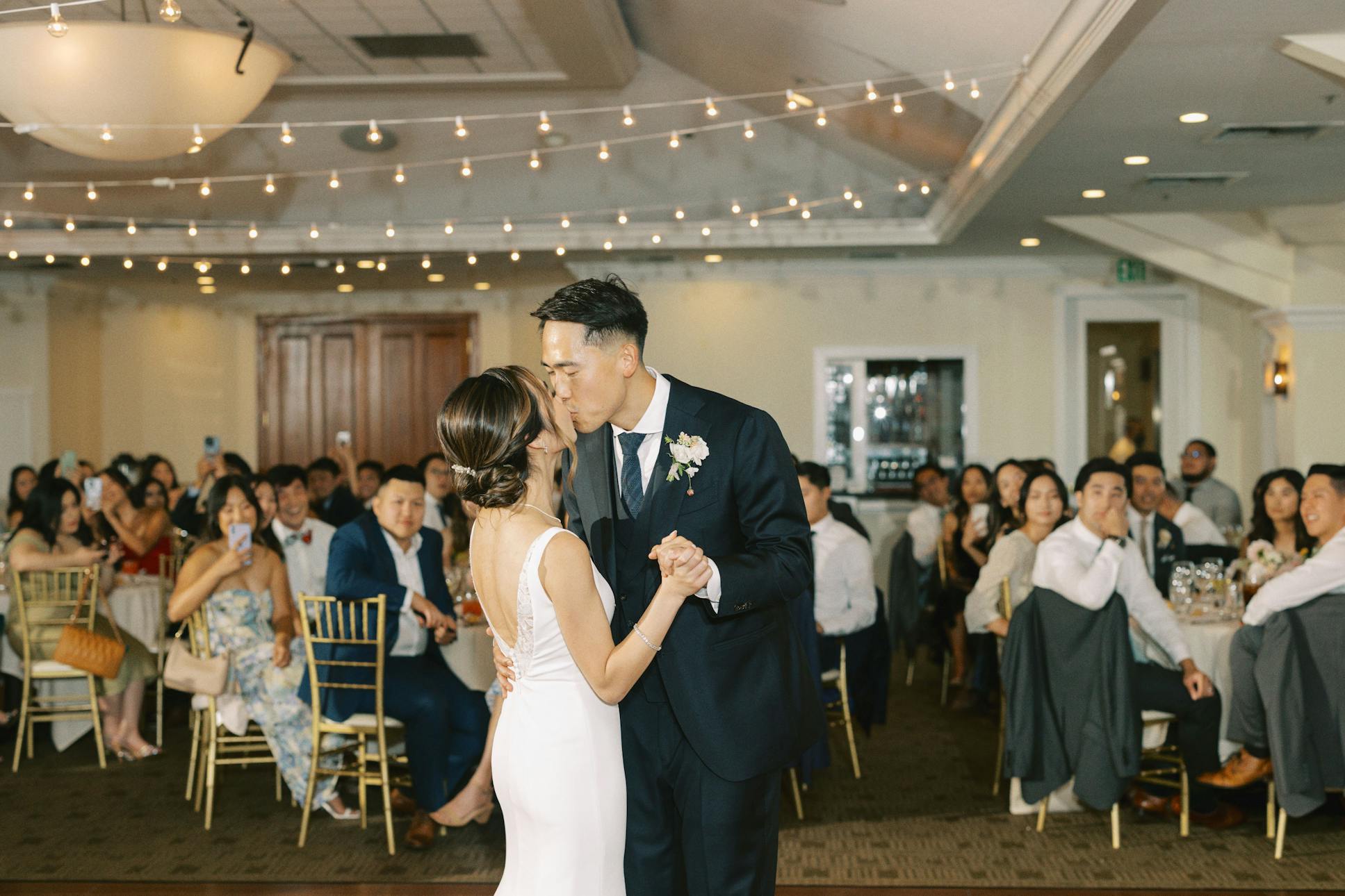saratoga-country-club-wedding-bride-and-groom-kiss