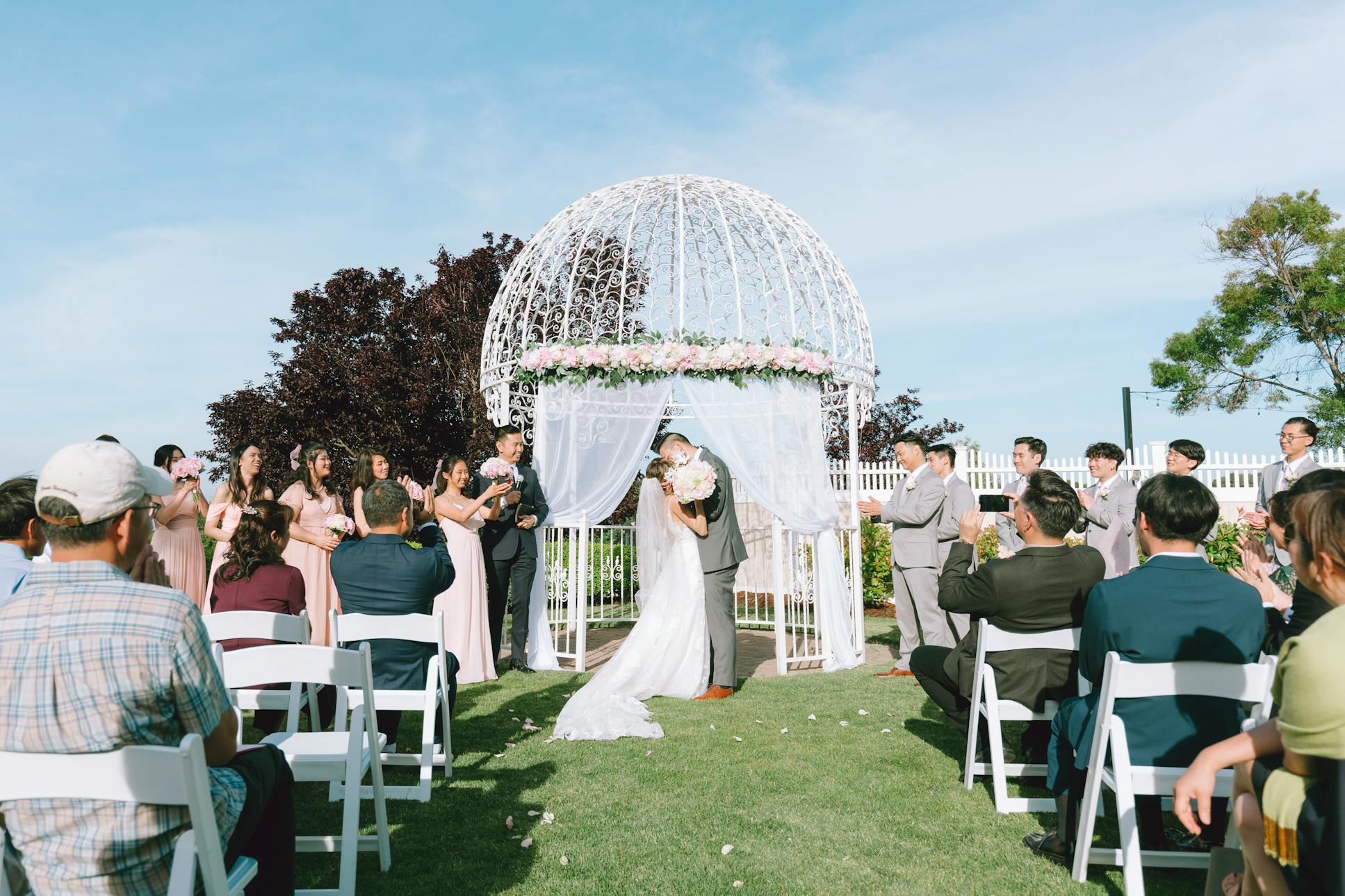 saratoga-country-club-wedding-kiss